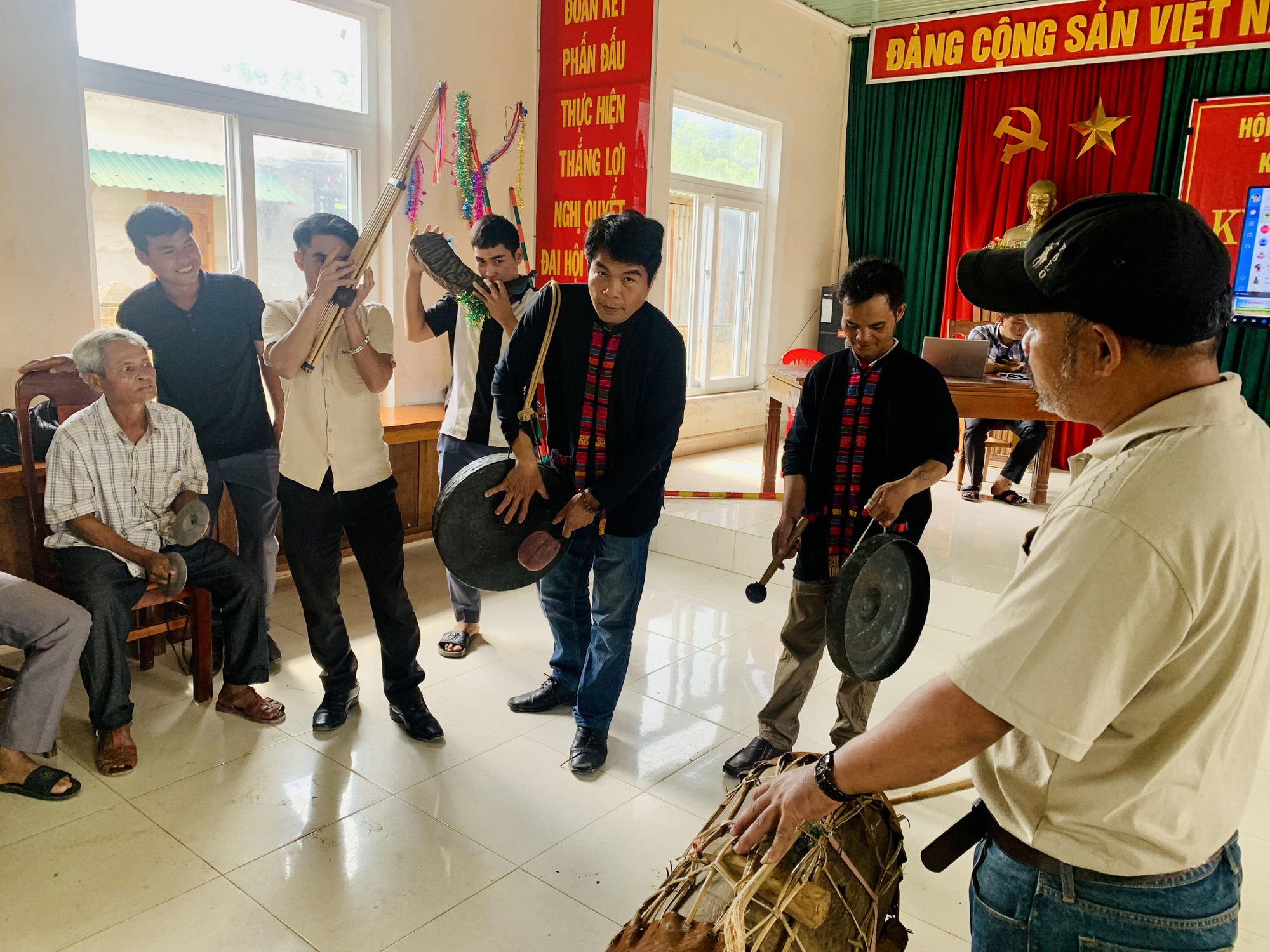 Khai giảng lớp truyền dạy nghệ thuật trình diễn cồng chiêng của đồng bào dân tộc thiểu số - Ảnh 2.