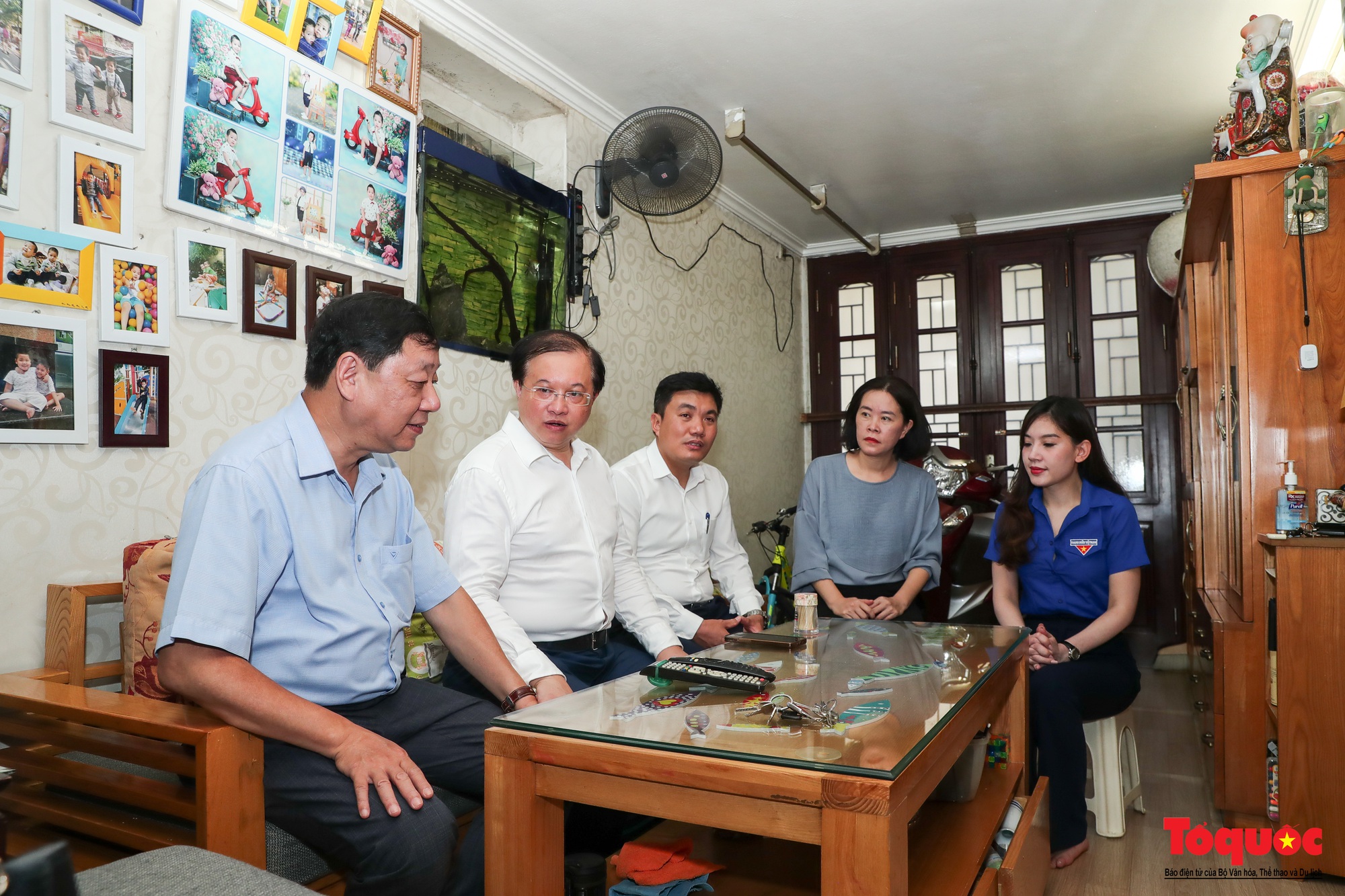 Lãnh đạo Bộ VHTTDL thăm các gia đình liệt sĩ - Ảnh 1.