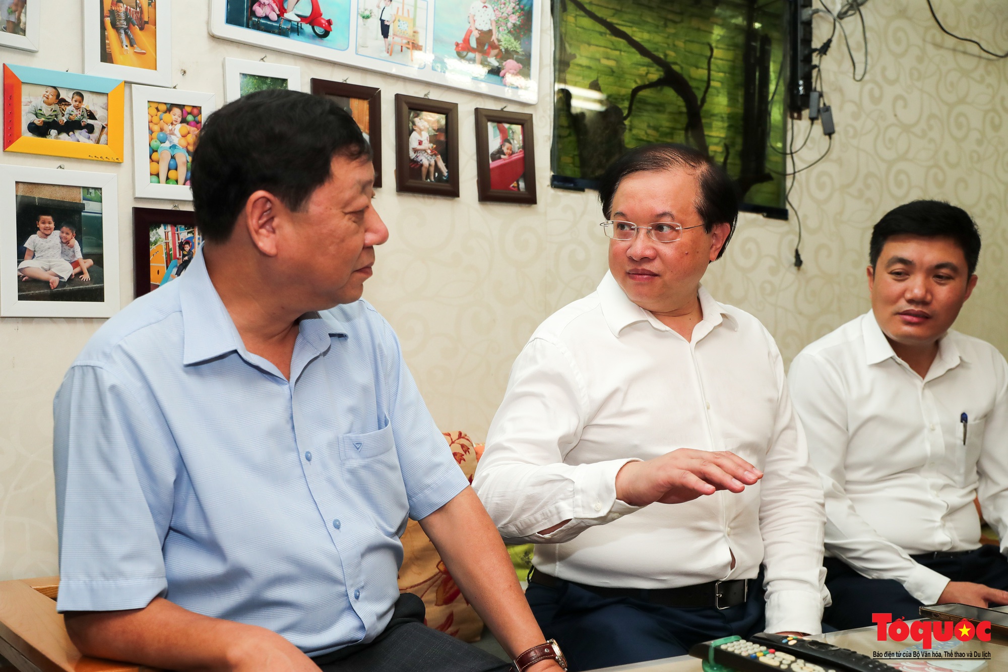 Lãnh đạo Bộ VHTTDL thăm các gia đình liệt sĩ - Ảnh 3.