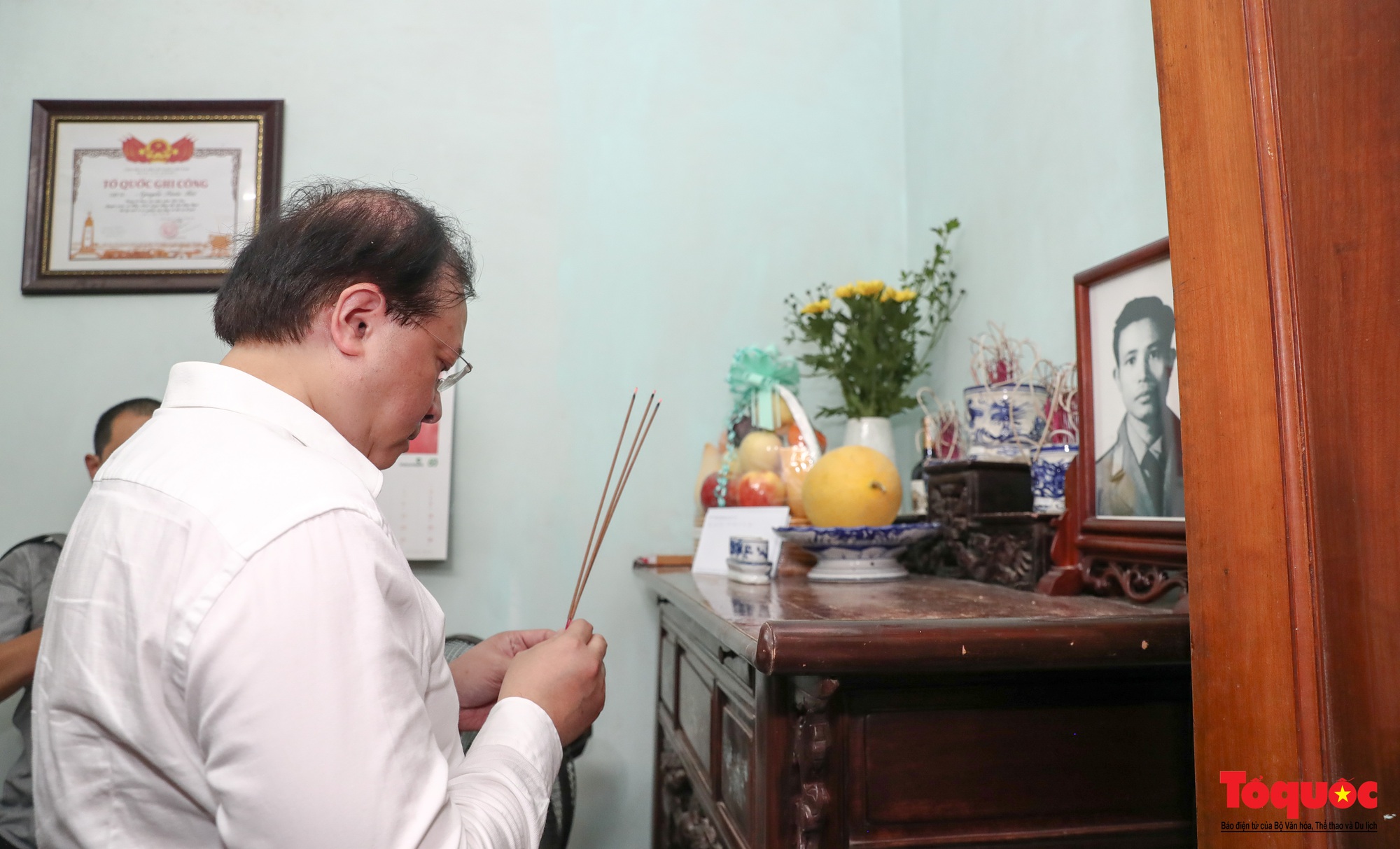 Lãnh đạo Bộ VHTTDL thăm các gia đình liệt sĩ - Ảnh 4.