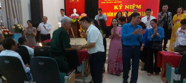 Nghệ sĩ Bộ VHTTDL biểu diễn nghệ thuật phục vụ thương, bệnh binh tại Bắc Giang - Ảnh 4.