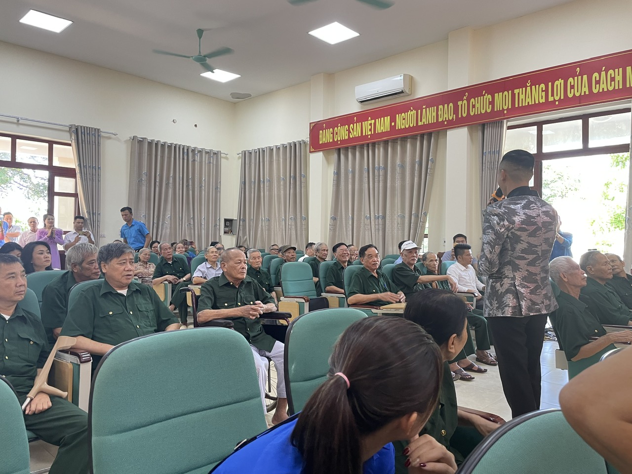 Công đoàn Bộ VHTTDL thăm, tặng quà tri ân và biểu diễn nghệ thuật tại Bắc Giang - Ảnh 4.