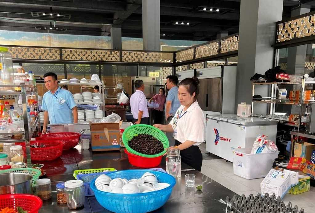 Quảng Ninh: Siết chặt quản lý cơ sở kinh doanh dịch vụ du lịch tự phát - Ảnh 1.
