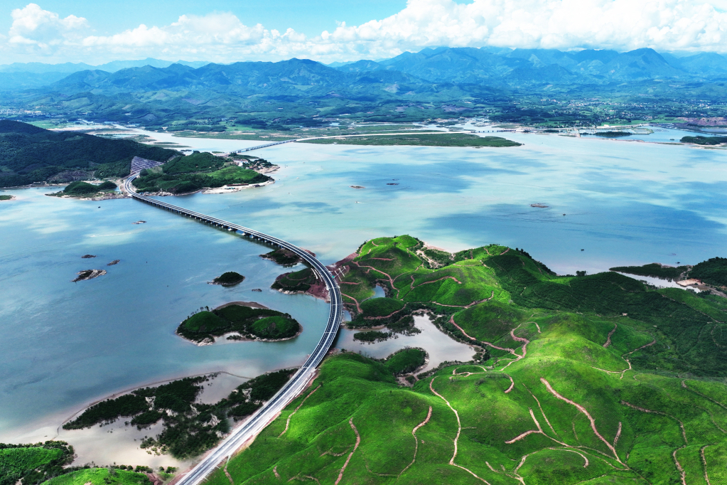 Quảng Ninh: Thu hút nguồn lực đầu tư cho du lịch - Ảnh 3.