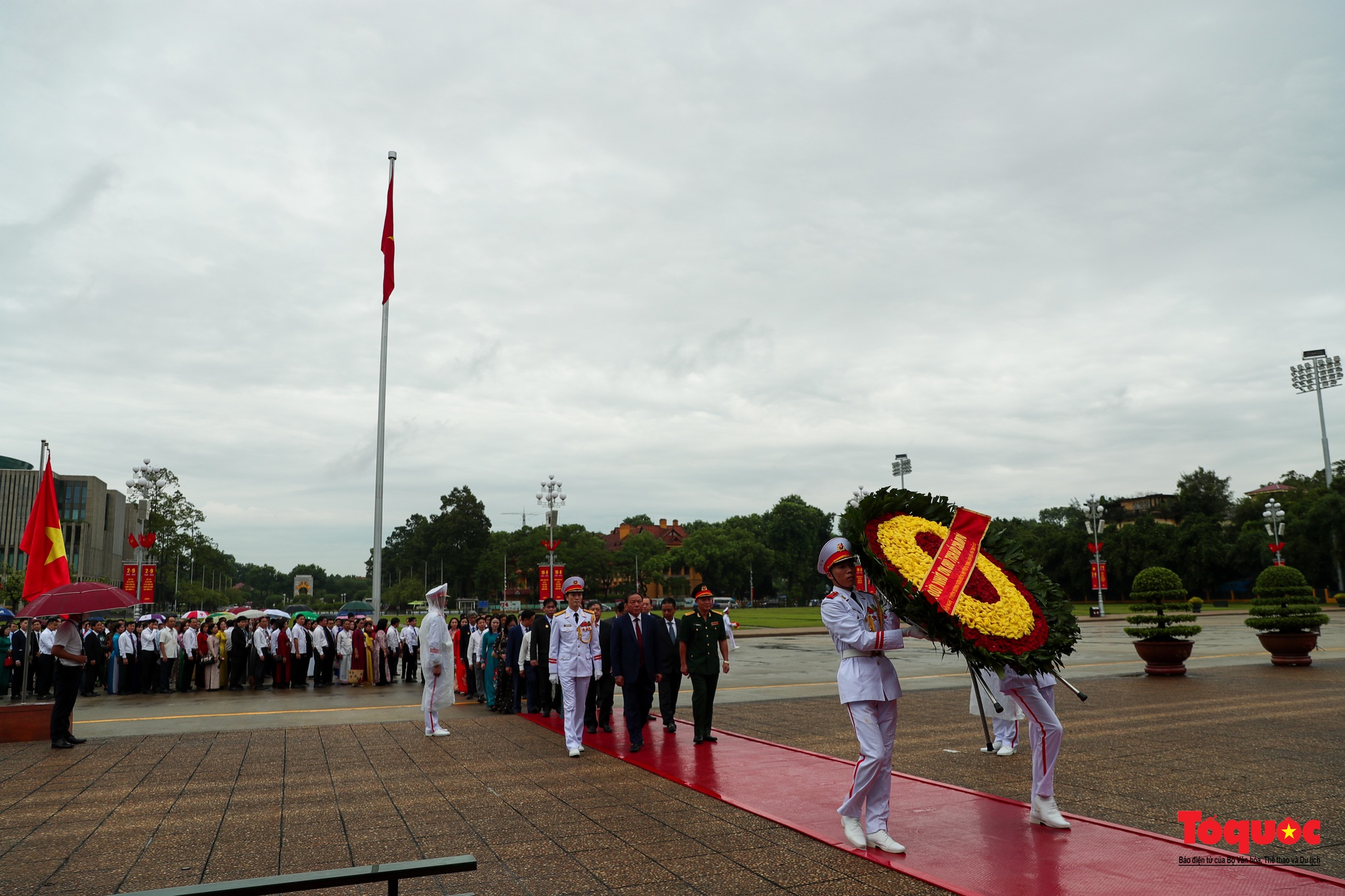 Đoàn đại biểu Bộ VHTTDL viếng Lăng và báo công dâng Bác - Ảnh 10.