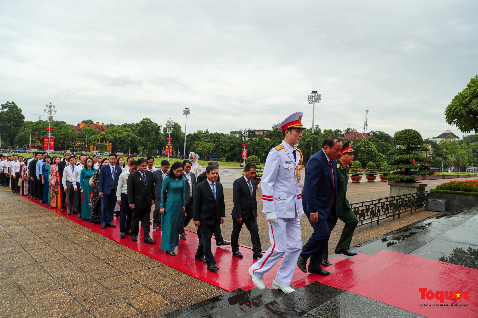 Đoàn đại biểu Bộ VHTTDL viếng Lăng và báo công dâng Bác - Ảnh 12.
