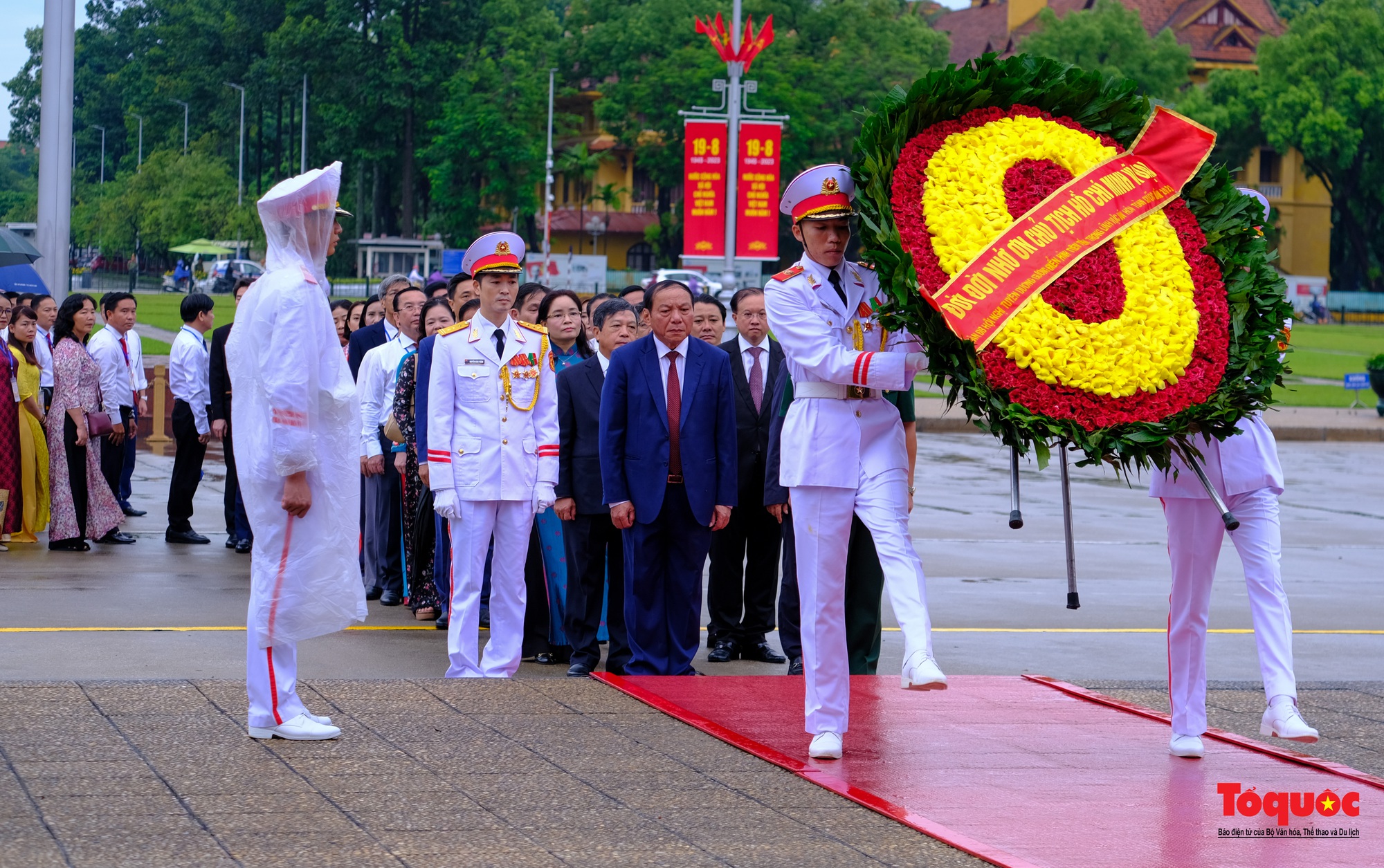 Đoàn đại biểu Bộ VHTTDL viếng Lăng và báo công dâng Bác - Ảnh 11.