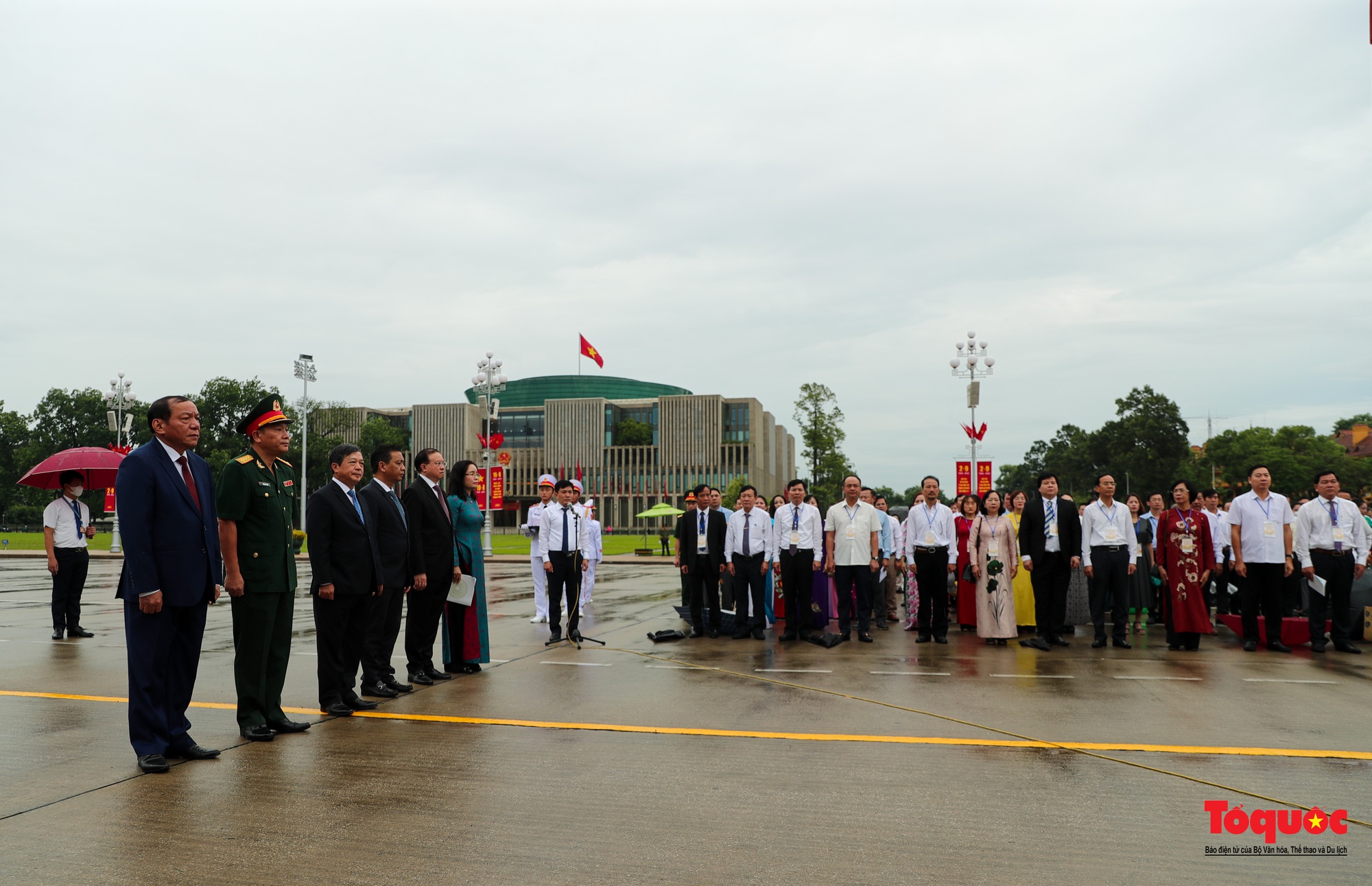 Đoàn đại biểu Bộ VHTTDL viếng Lăng và báo công dâng Bác - Ảnh 2.