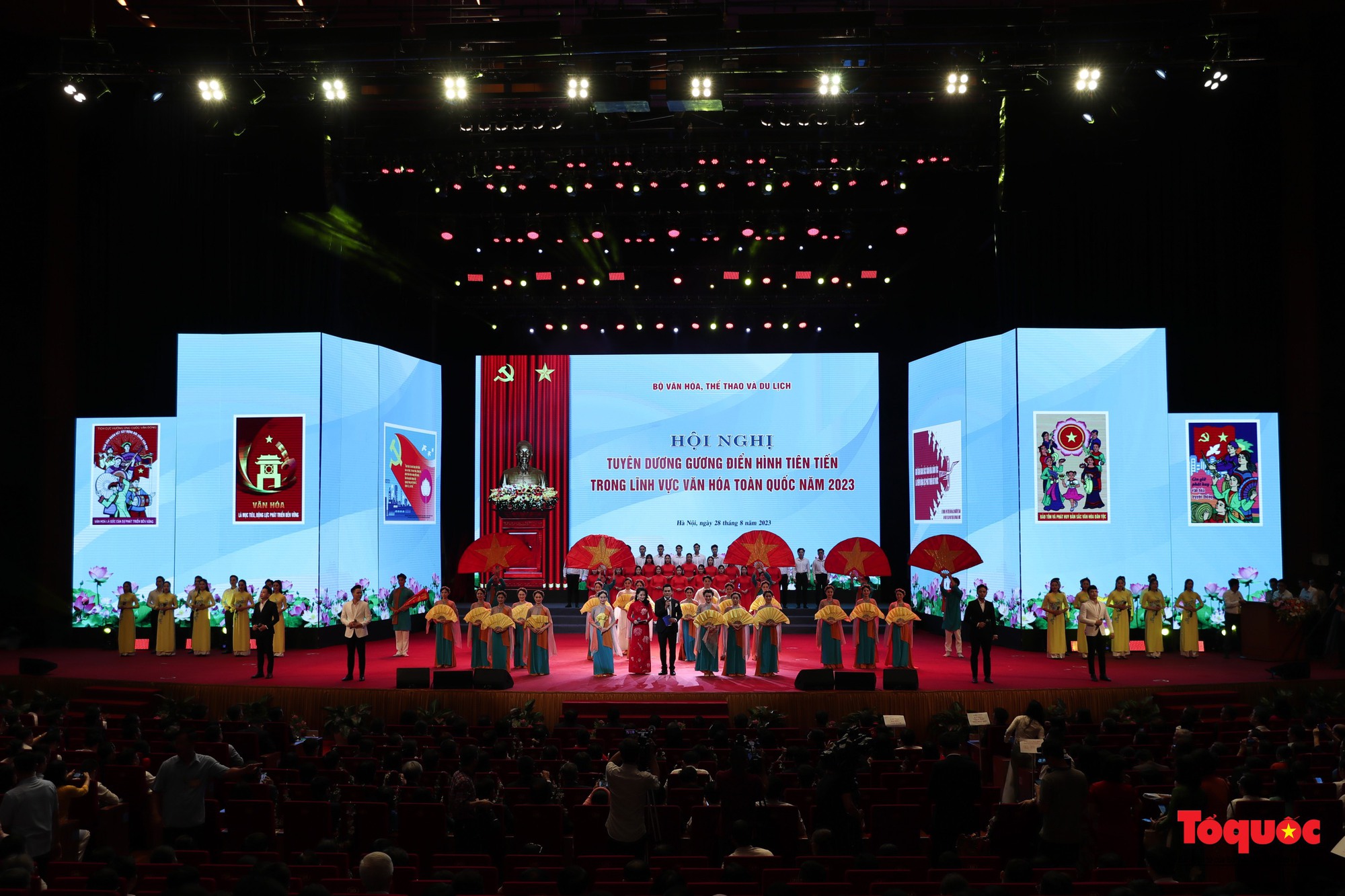 [Trực tiếp] Thủ tướng dự Hội nghị Tuyên dương gương điển hình tiên tiến trong lĩnh vực văn hóa toàn quốc năm 2023  - Ảnh 1.