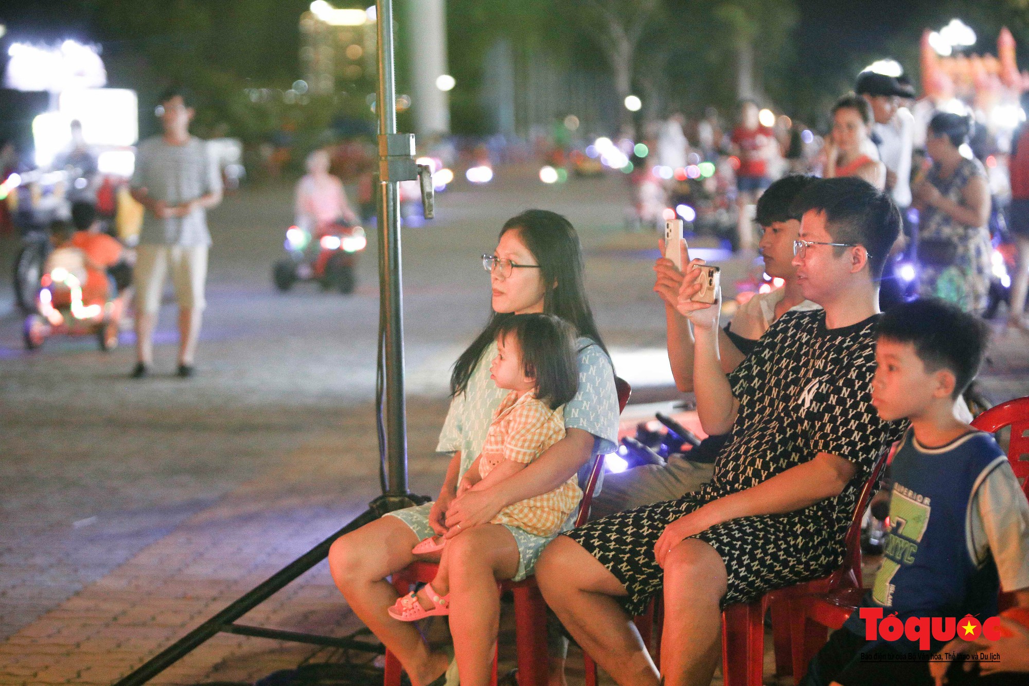 “Tuồng xuống phố” ở Đà Nẵng thu hút du khách - Ảnh 4.