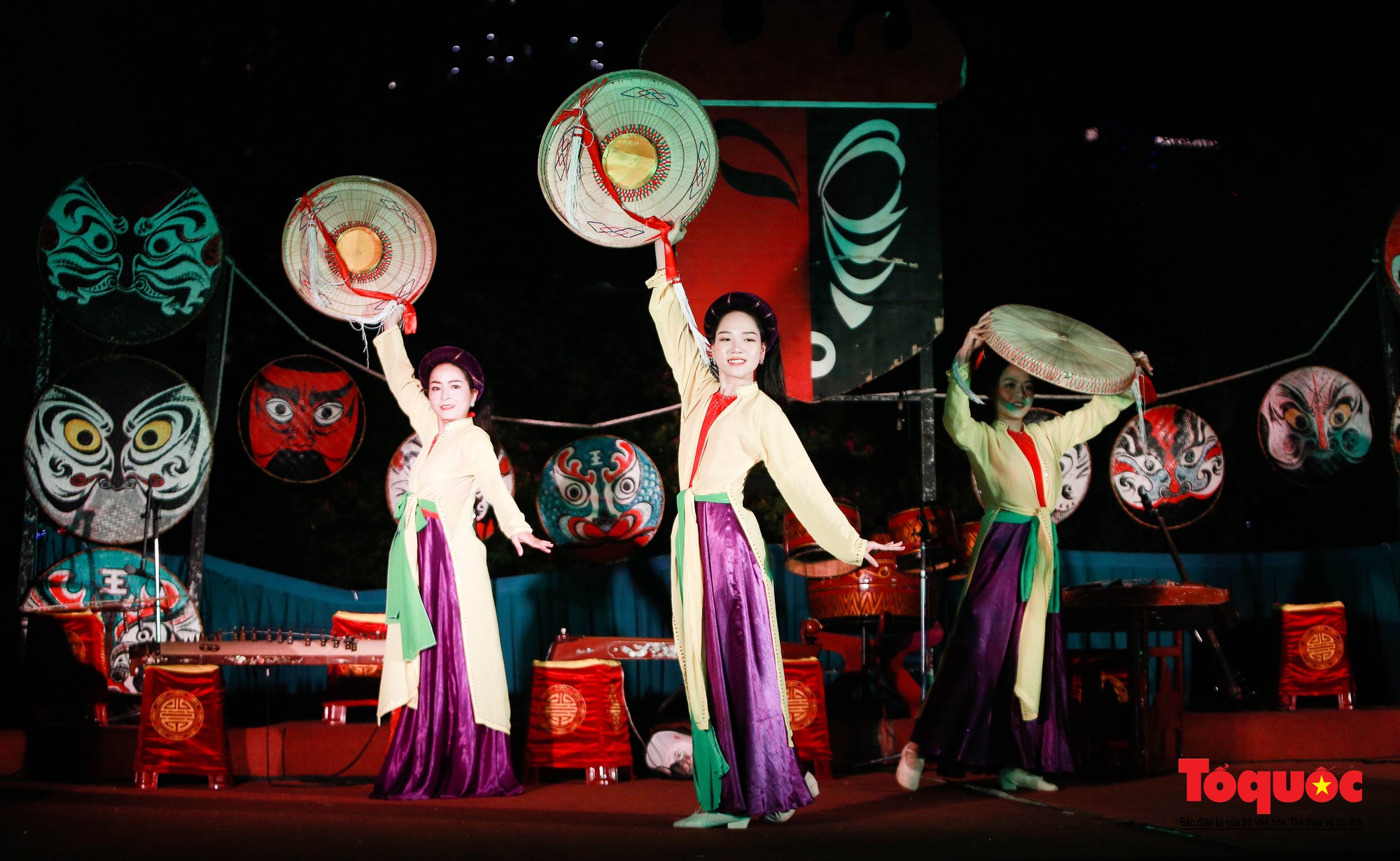 “Tuồng xuống phố” ở Đà Nẵng thu hút du khách - Ảnh 14.