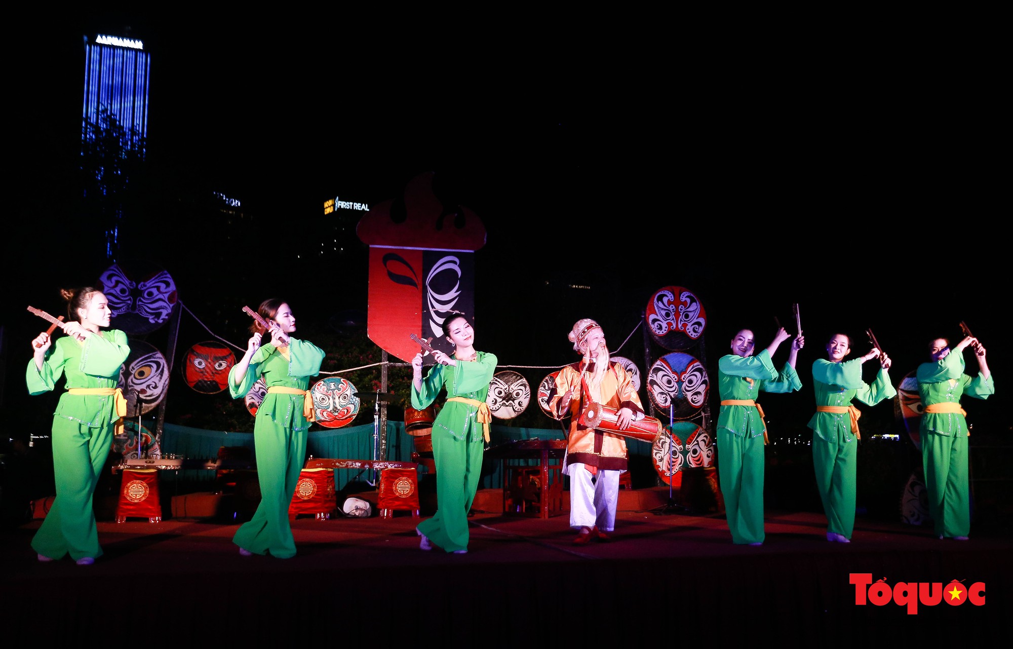 “Tuồng xuống phố” ở Đà Nẵng thu hút du khách - Ảnh 7.