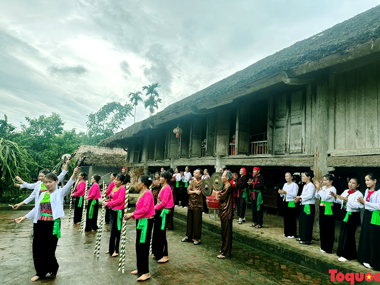 Múa Trống đu nghệ thuật diễn xướng dân gian tiêu biểu người Mường vùng Đất Tổ - Ảnh 1.