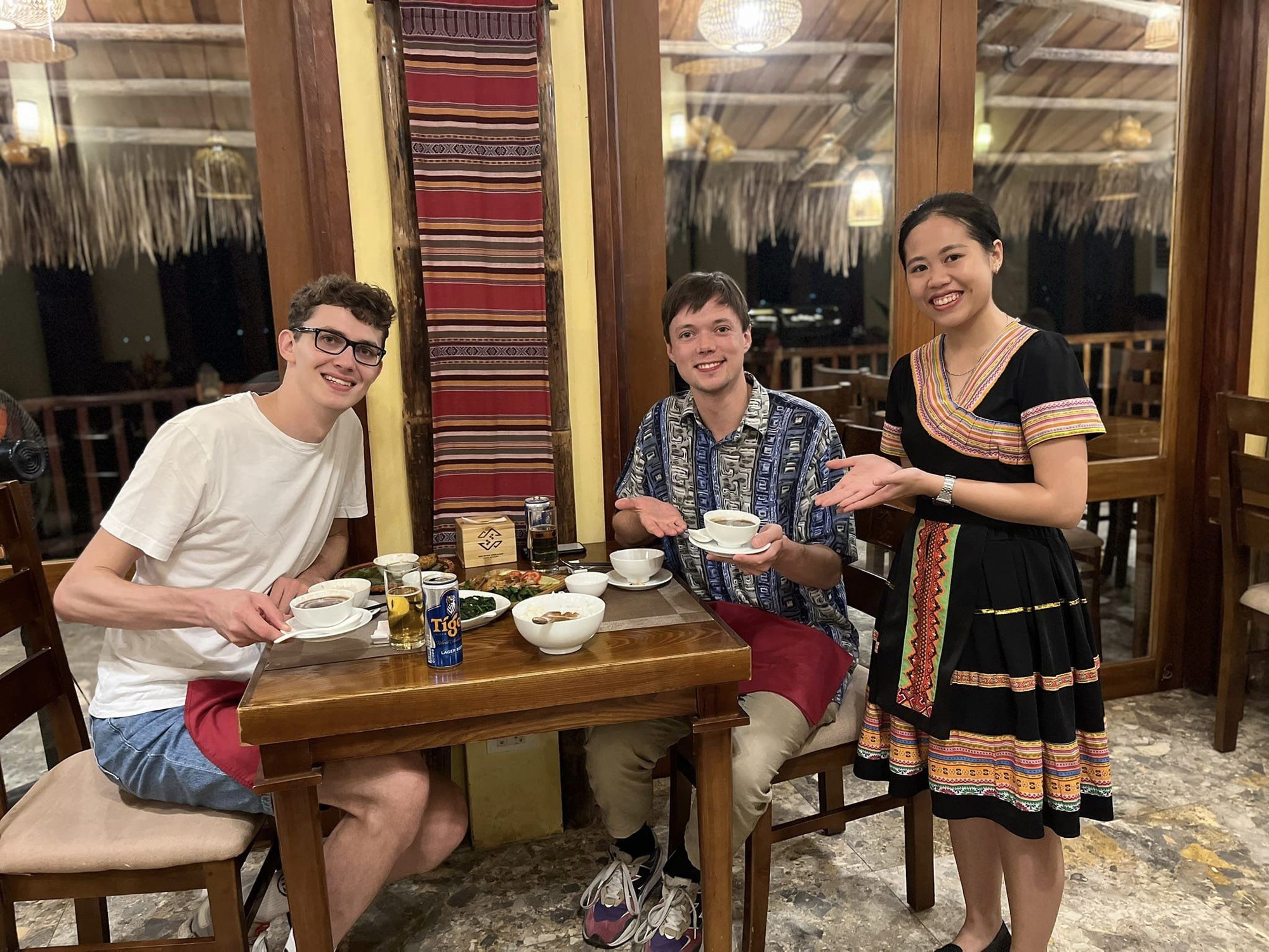 Kết quả thực hiện Đề án số 08-ĐA/TU về “Phát triển dịch vụ, trọng tâm là phát triển du lịch tỉnh Hòa Bình giai đoạn 2021-2025” - Ảnh 2.