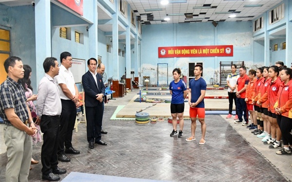 Thứ trưởng Hoàng Đạo Cương thăm, động viên các đội tuyển quốc gia tại Trung tâm HLTTQG Hà Nội trước thềm ASIAD 19 - Ảnh 2.