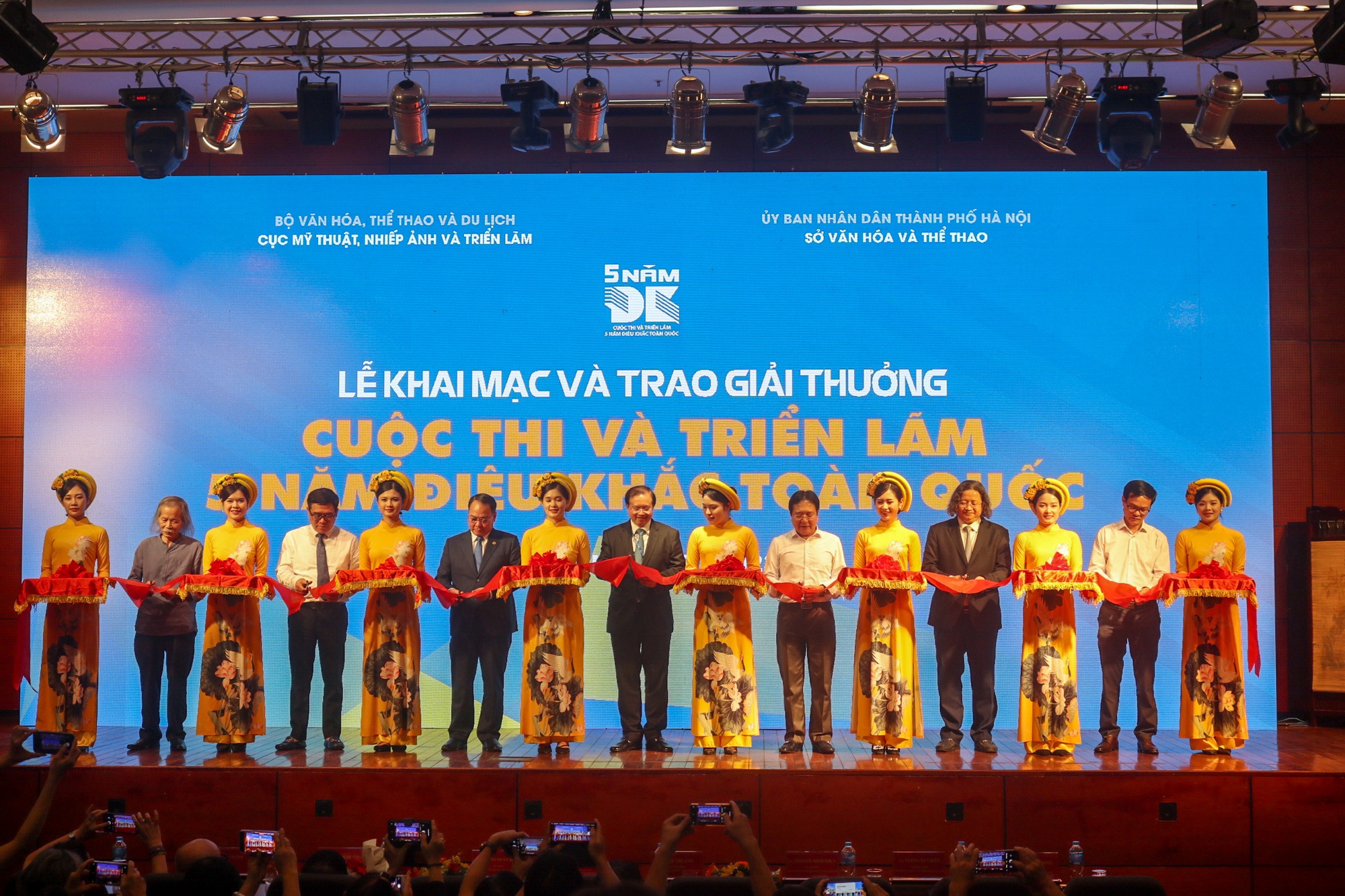 Tôn vinh những sáng tạo nghệ thuật của các nhà điêu khắc Việt Nam - Ảnh 2.