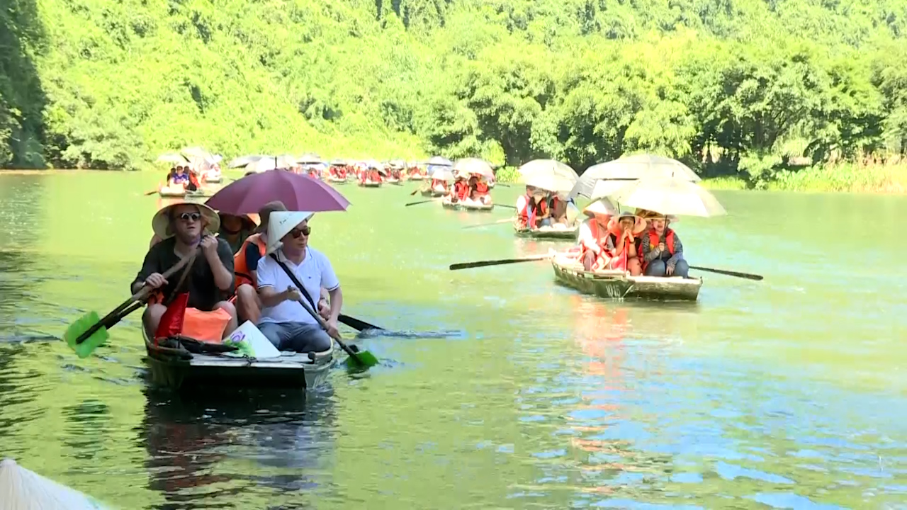 Xây dựng sản phẩm du lịch đặc trưng, thương hiệu du lịch Ninh Bình - Ảnh 1.