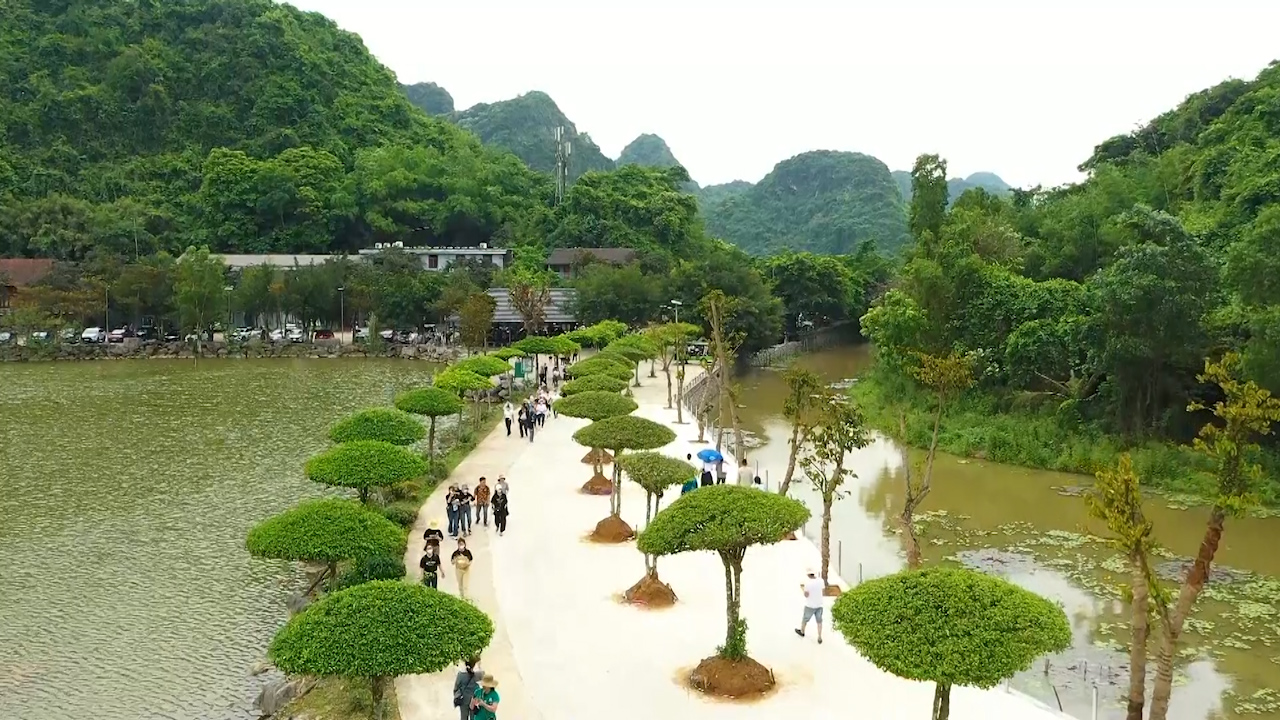 Xây dựng sản phẩm du lịch đặc trưng, thương hiệu du lịch Ninh Bình - Ảnh 2.