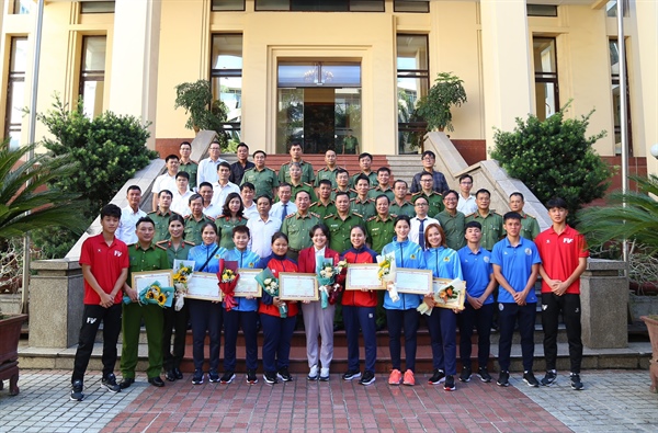 Thứ trưởng Hoàng Đạo Cương dự buổi gặp mặt, biểu dương các tập thể, cá nhân có thành tích xuất sắc trong huấn luyện, thi đấu và giao nhiệm vụ cho Đoàn thể thao CAND tham dự ASIAD 19 - Ảnh 1.