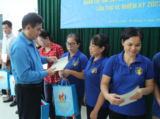 Trao quà, thăm hỏi đoàn viên, người lao động có hoàn cảnh khó khăn thuộc Công đoàn Bộ VHTTDL - Ảnh 2.