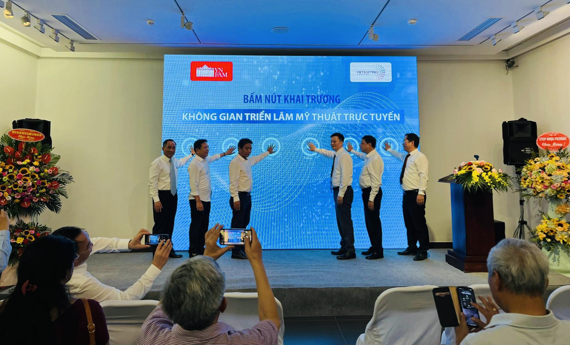 Ra mắt không gian triển lãm mỹ thuật trực tuyến - Ảnh 1.