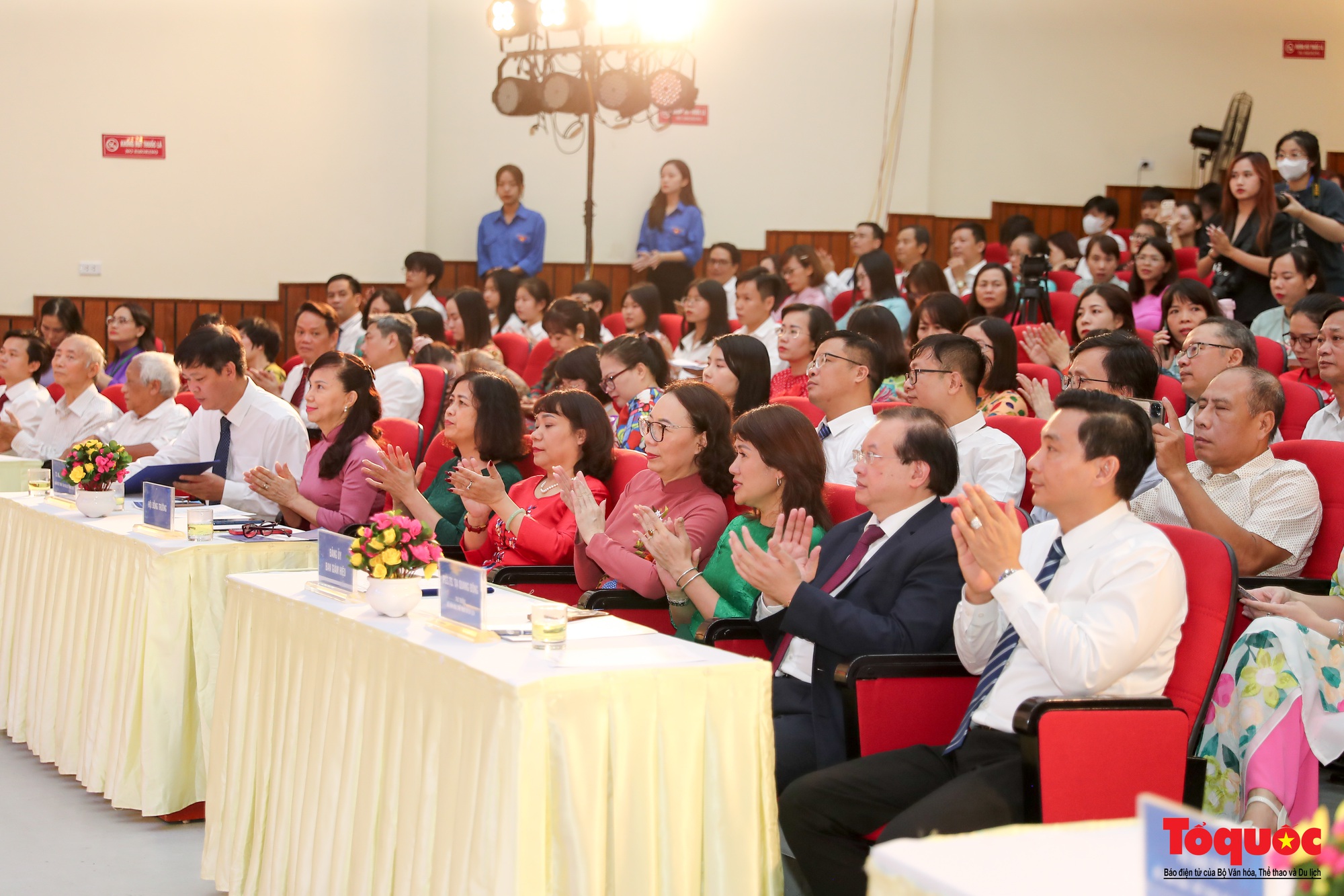 Gần 1.600 tân sinh viên ĐH Văn Hóa đón khai giảng - Ảnh 2.