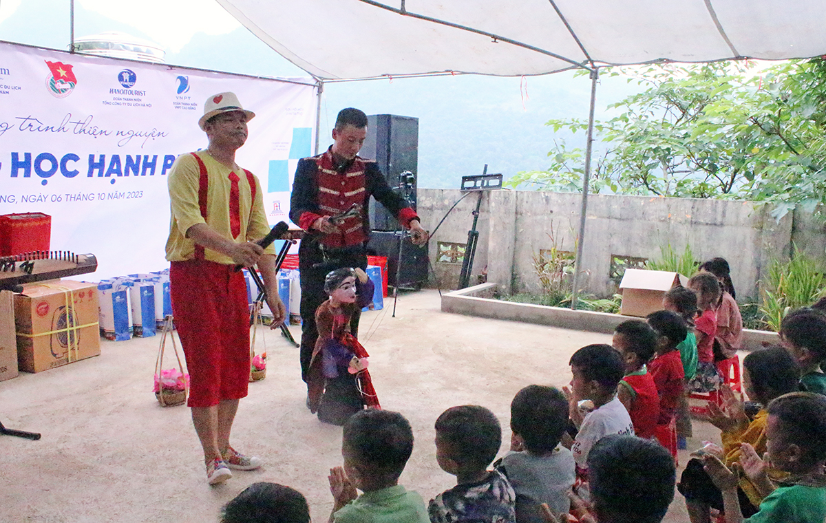 Đoàn Thanh niên Cục Du lịch Quốc gia Việt Nam chung tay mang “hạnh phúc” đến với điểm trường Lũng Tỳ, Cao Bằng - Ảnh 4.