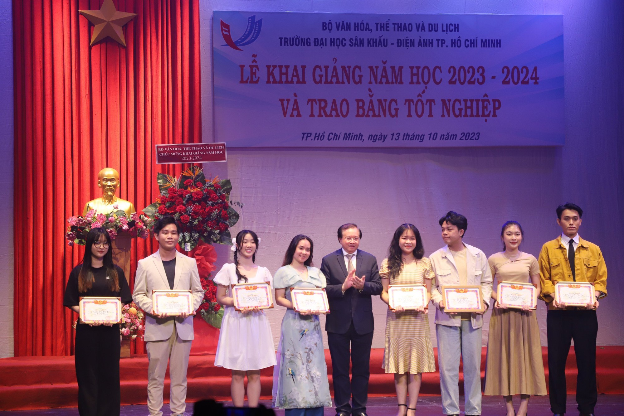 Thứ trưởng Tạ Quang Đông mong muốn các tân sinh viên phải phấn đấu học tập và rèn luyện thật tốt để trở thành những tài năng nghệ thuật của đất nước - Ảnh 1.