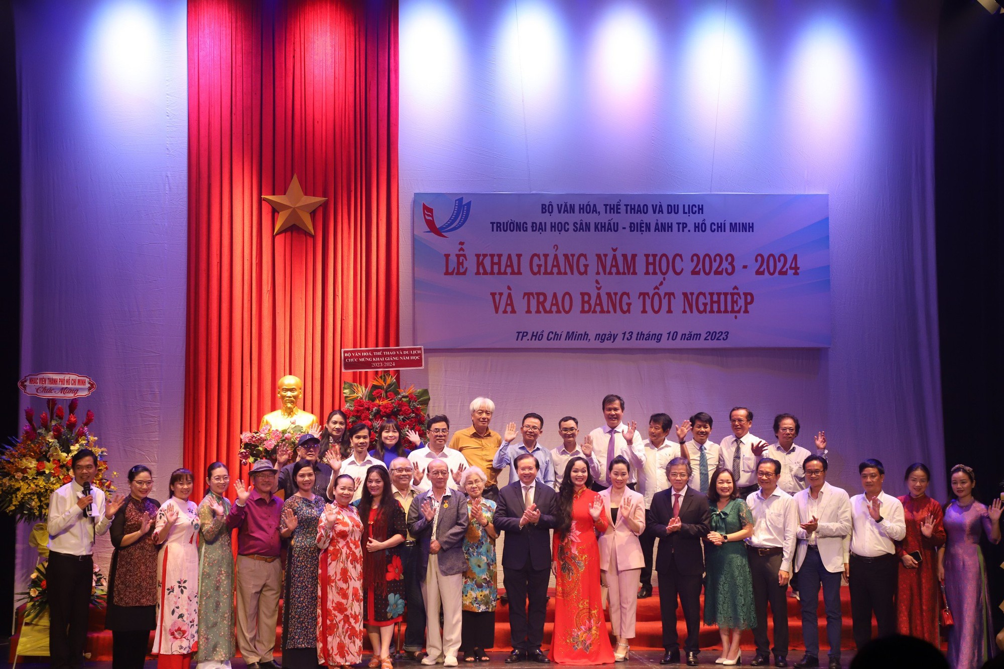 Thứ trưởng Tạ Quang Đông mong muốn các tân sinh viên phải phấn đấu học tập và rèn luyện thật tốt để trở thành những tài năng nghệ thuật của đất nước - Ảnh 4.