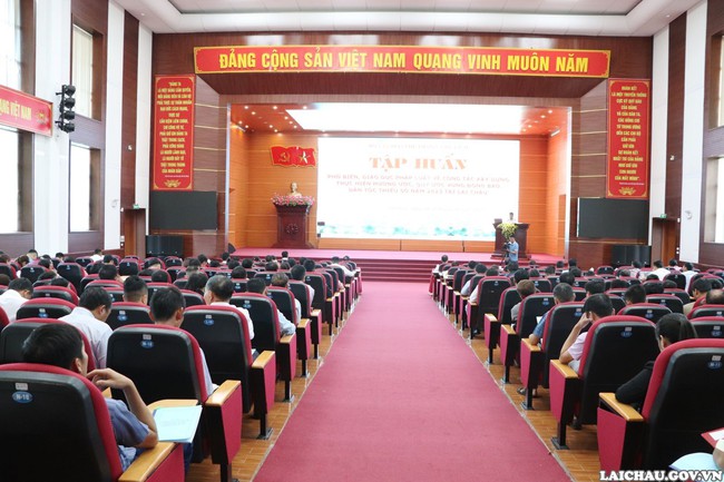 Nâng cao nhận thức, trách nhiệm của chính quyền địa phương và cộng đồng dân cư vùng DTTS về xây dựng, thực hiện hương ước, quy ước - Ảnh 1.