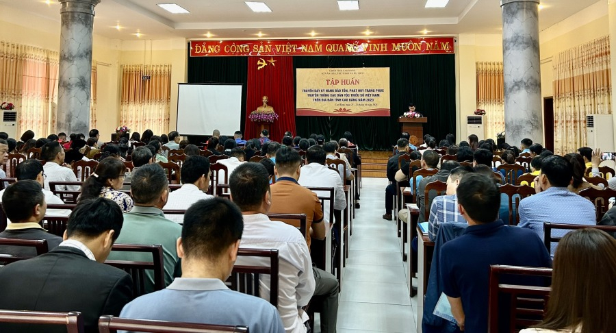 Cao Bằng: Hơn 200 học viên tập huấn kỹ năng bảo tồn, phát huy trang phục truyền thống các dân tộc thiểu số - Ảnh 1.
