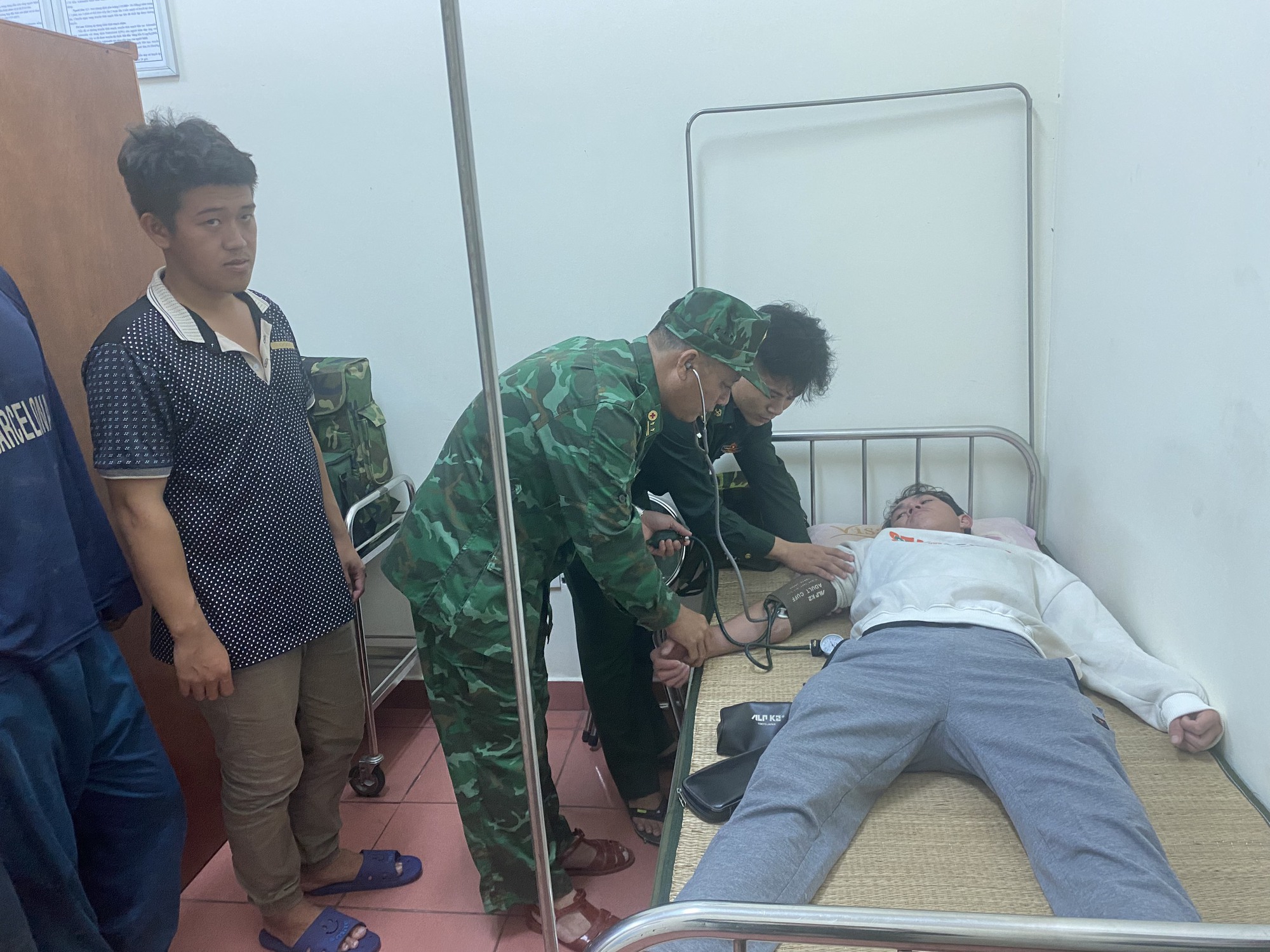 Quảng Bình: Cứu 10 ngư dân gặp nạn trên biển - Ảnh 1.