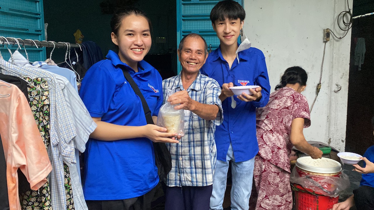 Suất ăn 0 đồng, sửa xe miễn phí giúp người dân vùng ngập lụt - Ảnh 4.