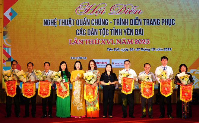 Khai mạc Hội diễn Nghệ thuật quần chúng - Trình diễn trang phục các dân tộc tỉnh Yên Bái lần XVI - Ảnh 1.