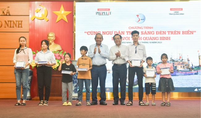 Ấm áp nghĩa tình cùng ngư dân làng biển - Ảnh 1.