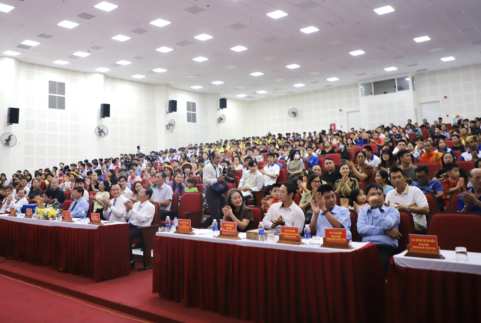 Ấn tượng đêm giao lưu HSSV dân tộc thiểu số tiêu biểu các trường VHTTDL khu vực phía Nam - Ảnh 1.
