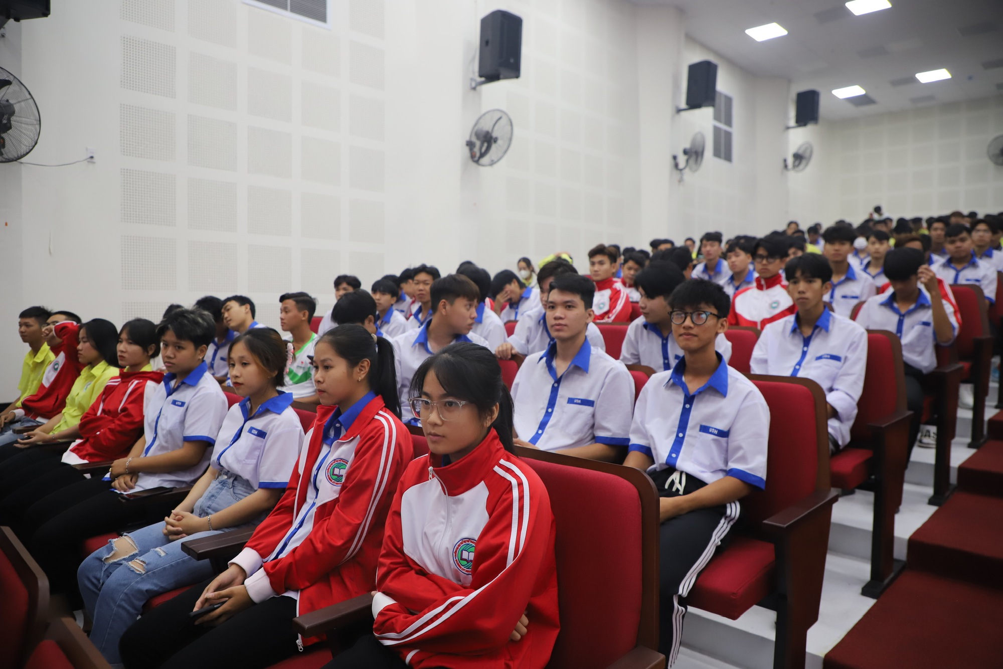 Ấn tượng đêm giao lưu HSSV dân tộc thiểu số tiêu biểu các trường VHTTDL khu vực phía Nam - Ảnh 4.