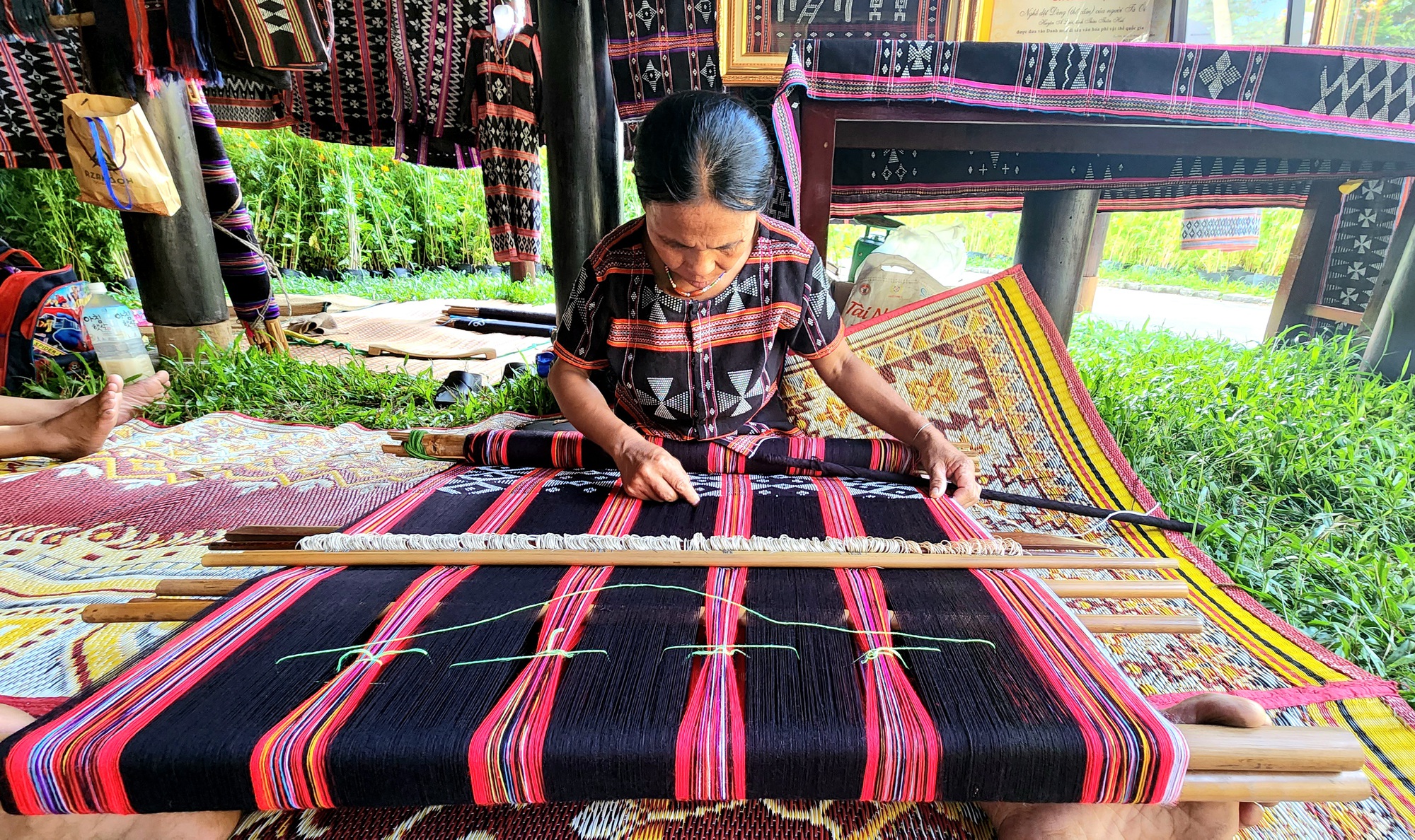 Tạo sinh kế, giúp người dân Tà Ôi phát triển kinh tế từ dệt Dèng - Ảnh 2.
