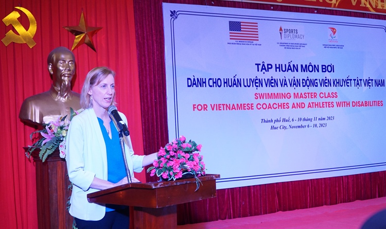 “Sứ giả thể thao” Hoa Kỳ tập huấn bơi cho các HLV và VĐV khuyết tật - Ảnh 1.