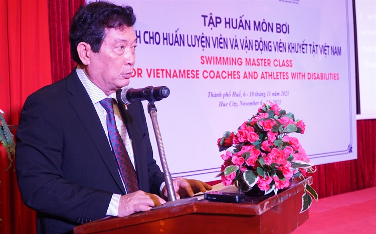 “Sứ giả thể thao” Hoa Kỳ tập huấn bơi cho các HLV và VĐV khuyết tật - Ảnh 2.