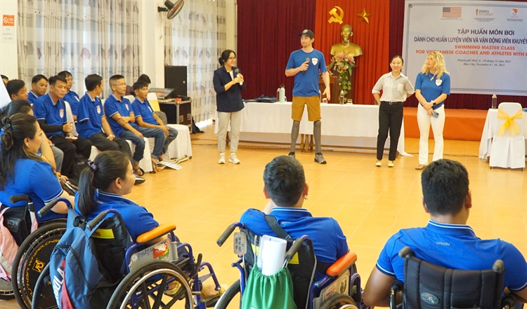 “Sứ giả thể thao” Hoa Kỳ tập huấn bơi cho các HLV và VĐV khuyết tật - Ảnh 3.