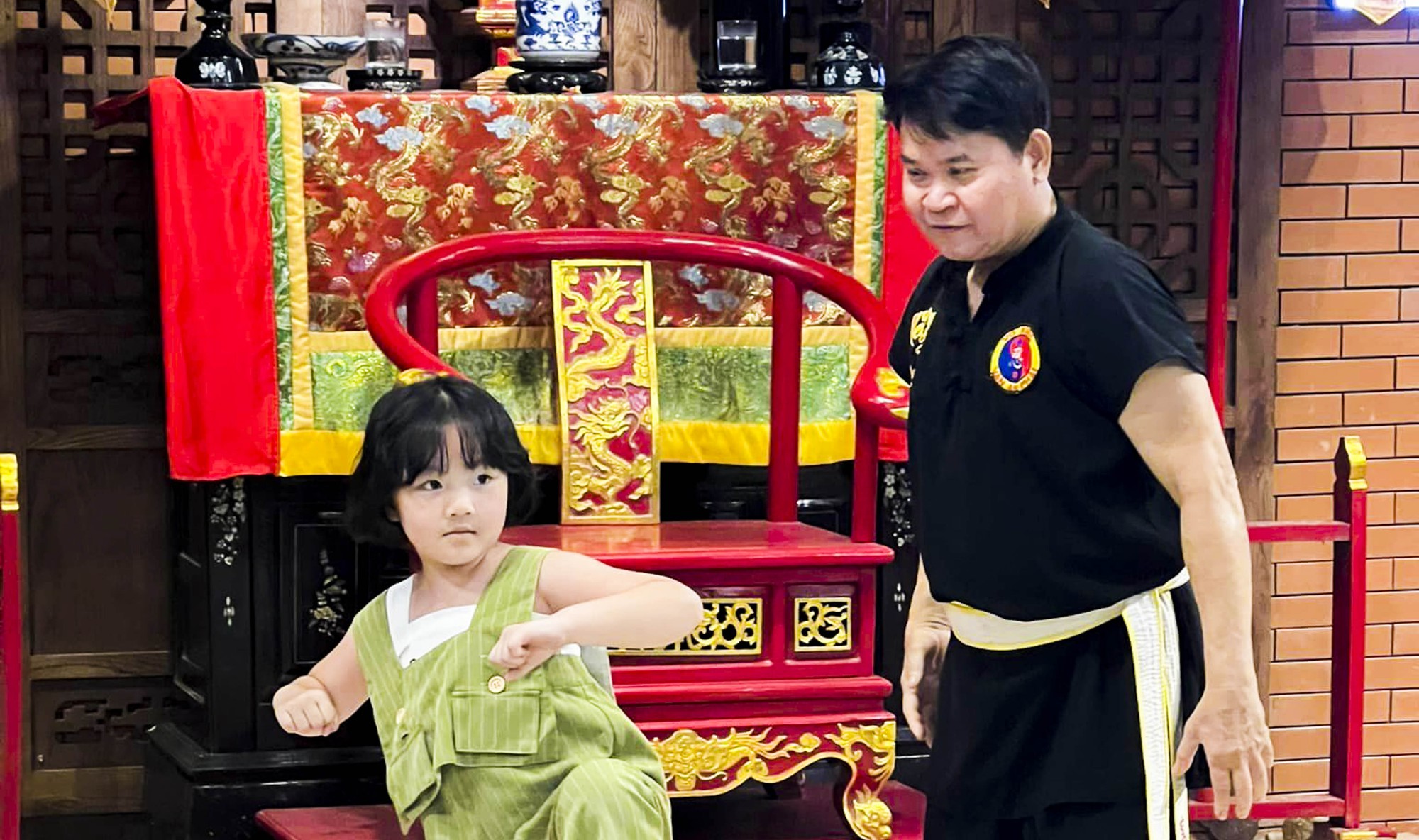 Đến Huế, du khách ấn tượng với show biểu diễn võ thuật cung đình - Ảnh 6.