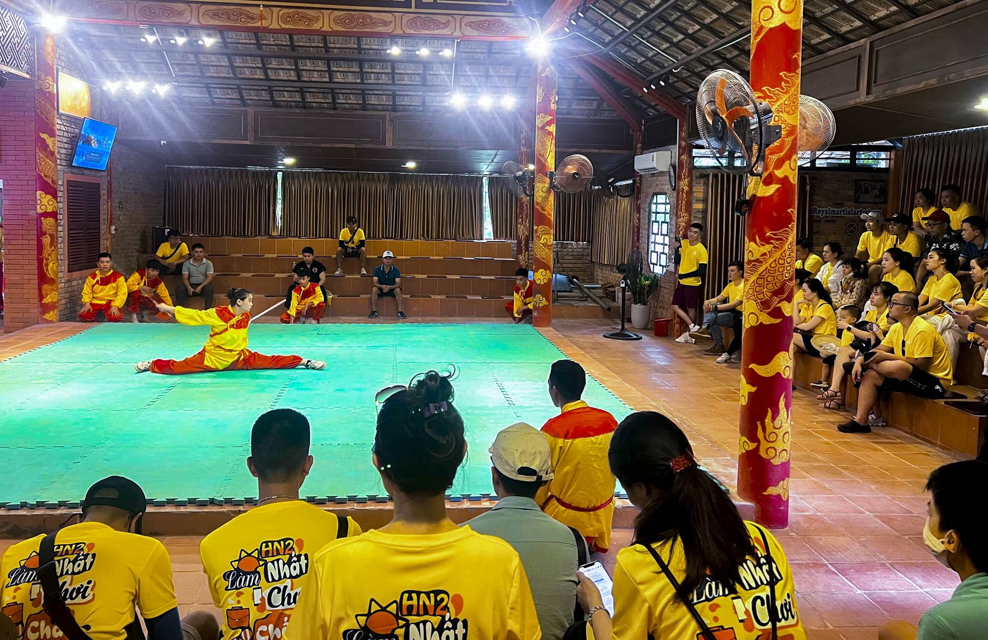 Đến Huế, du khách ấn tượng với show biểu diễn võ thuật cung đình - Ảnh 3.