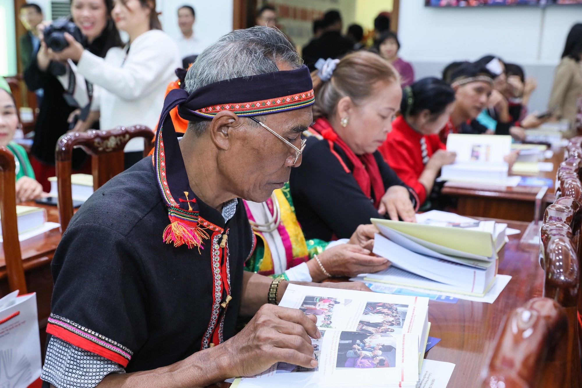 Ra mắt cuốn sách Phát huy truyền thống đại đoàn kết toàn dân tộc, xây dựng đất nước ta ngày càng giàu mạnh, văn minh, hạnh phúc của đồng chí Tổng Bí thư Nguyễn Phú Trọng - Ảnh 3.