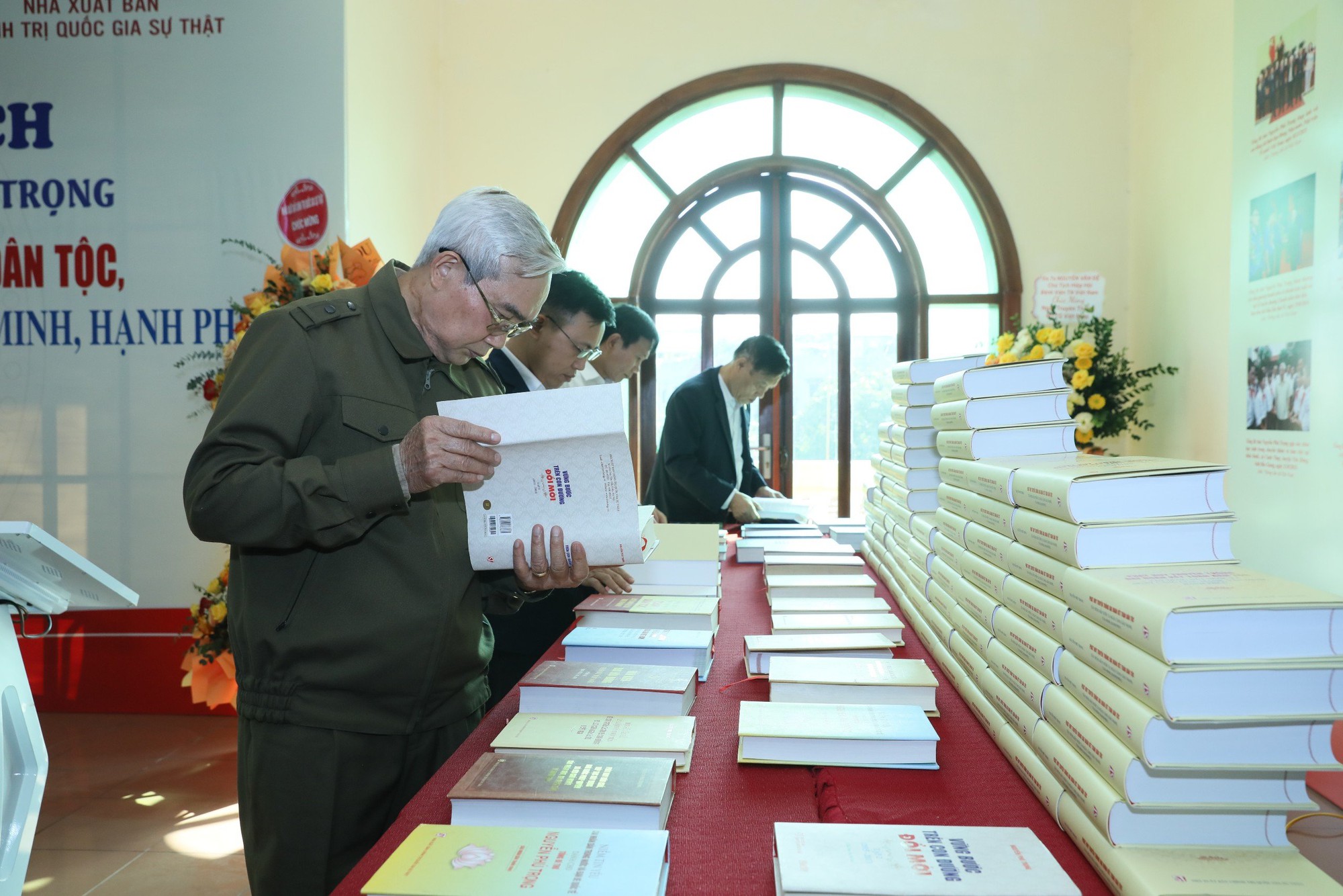 Ra mắt cuốn sách Phát huy truyền thống đại đoàn kết toàn dân tộc, xây dựng đất nước ta ngày càng giàu mạnh, văn minh, hạnh phúc của đồng chí Tổng Bí thư Nguyễn Phú Trọng - Ảnh 4.