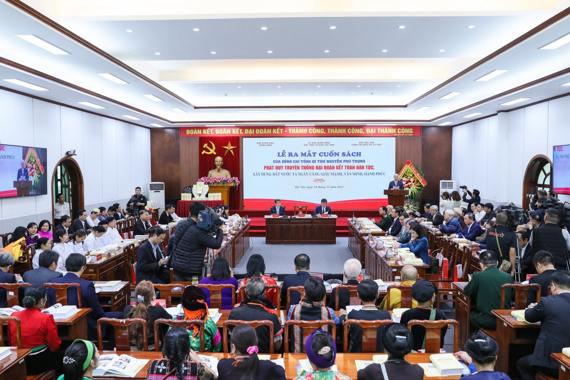 Ra mắt cuốn sách Phát huy truyền thống đại đoàn kết toàn dân tộc, xây dựng đất nước ta ngày càng giàu mạnh, văn minh, hạnh phúc của đồng chí Tổng Bí thư Nguyễn Phú Trọng - Ảnh 5.