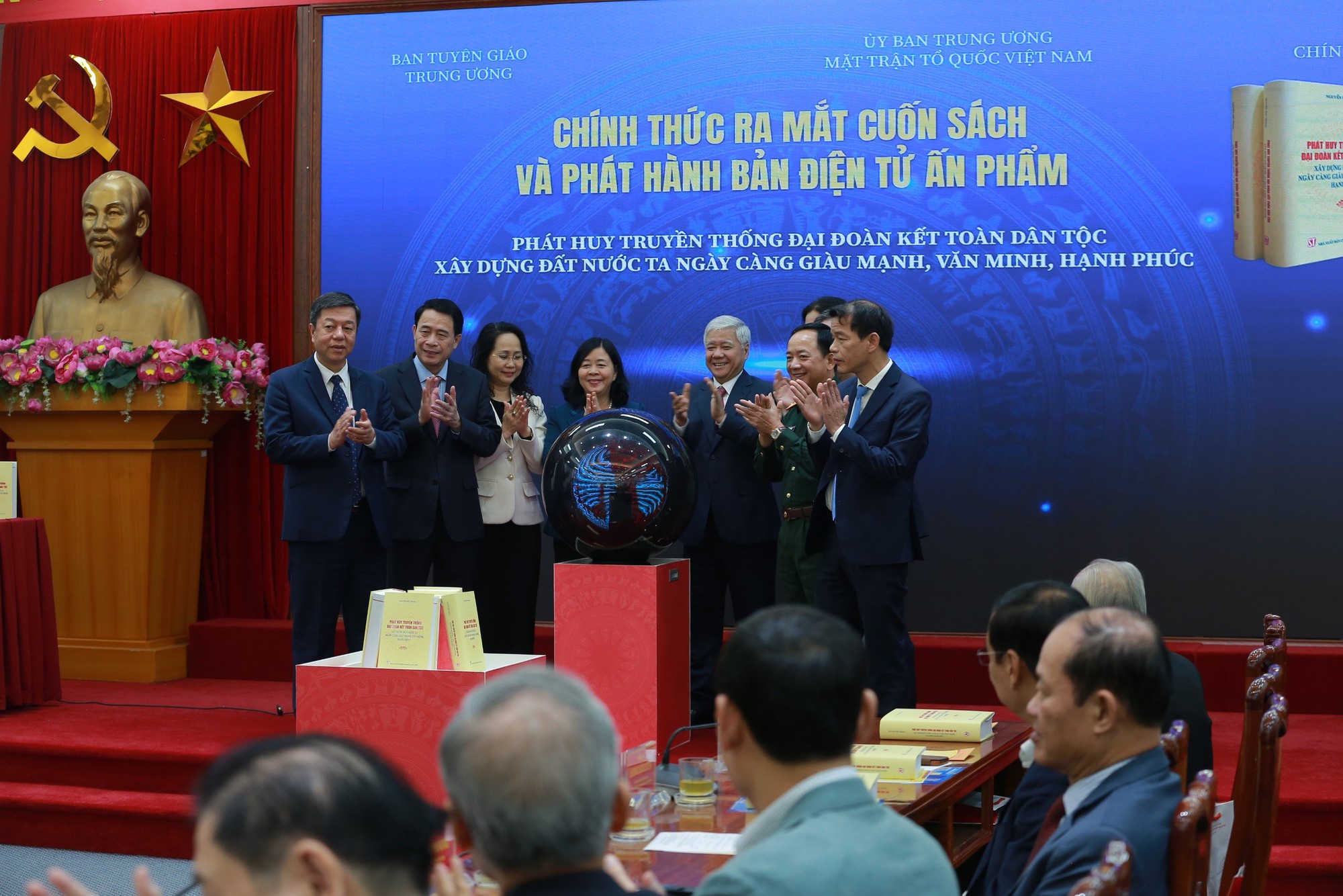 Ra mắt cuốn sách Phát huy truyền thống đại đoàn kết toàn dân tộc, xây dựng đất nước ta ngày càng giàu mạnh, văn minh, hạnh phúc của đồng chí Tổng Bí thư Nguyễn Phú Trọng - Ảnh 1.