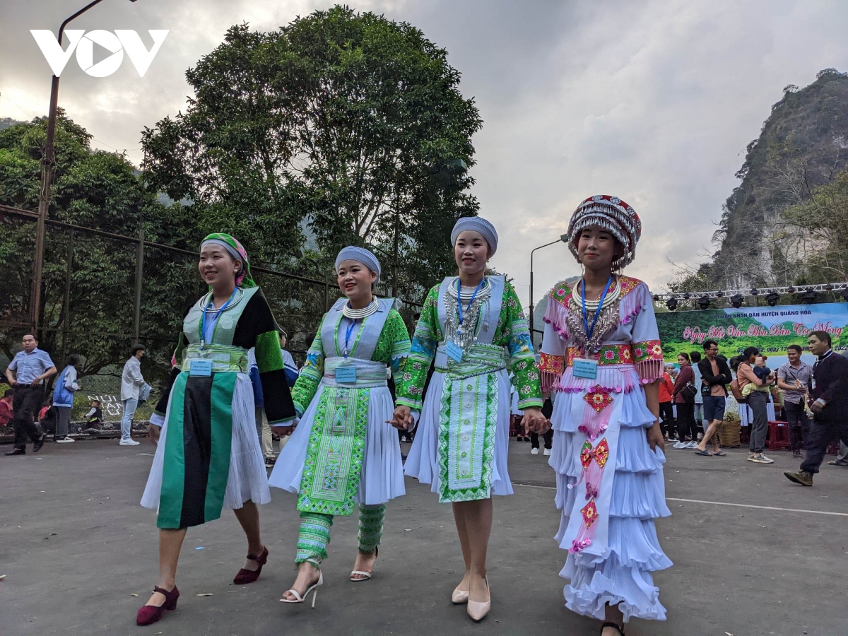 Giữ gìn và phát huy giá trị trang phục truyền thống người Mông trắng ở Cao Bằng - Ảnh 1.