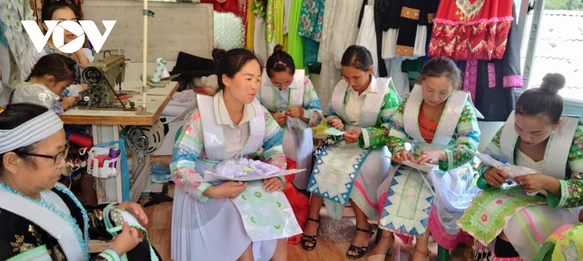 Giữ gìn và phát huy giá trị trang phục truyền thống người Mông trắng ở Cao Bằng - Ảnh 2.