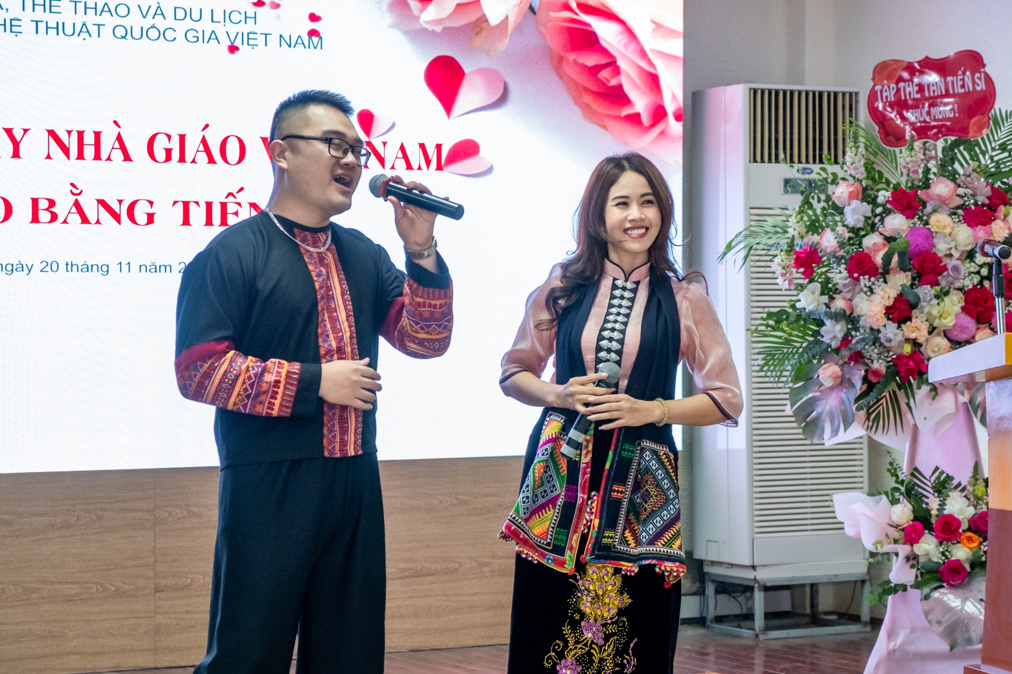 Thứ trưởng Hoàng Đạo Cương dự lễ kỷ niệm ngày nhà giáo Việt Nam và lễ trao bằng Tiến sĩ tại Viện Văn hóa Nghệ thuật quốc gia Việt Nam - Ảnh 4.
